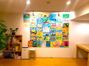 麻布アトリエ子供絵画教室 | 壁面の子供達の絵