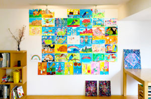 麻布アトリエ子供絵画教室 | 壁面の子供達の絵